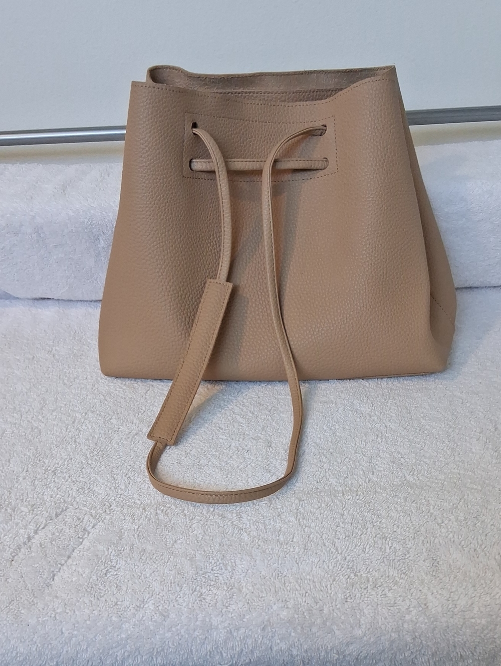 Women’s Beige Drawstring Shoulder Bag